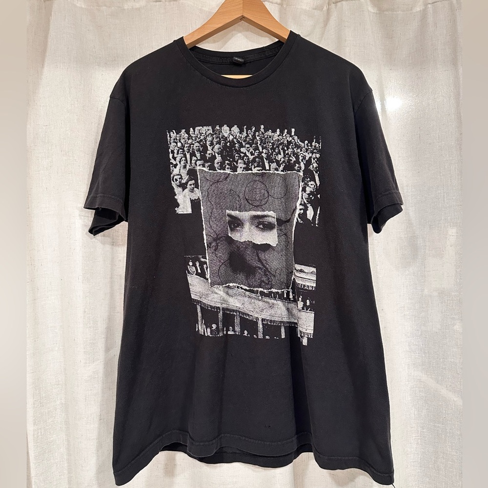 XL black graphic T. Women’s Eyes